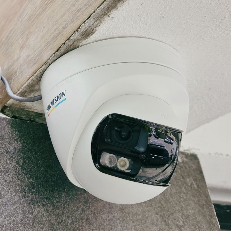 Portadita 5 Camara dual Lens instalada hikvision Color Vu
